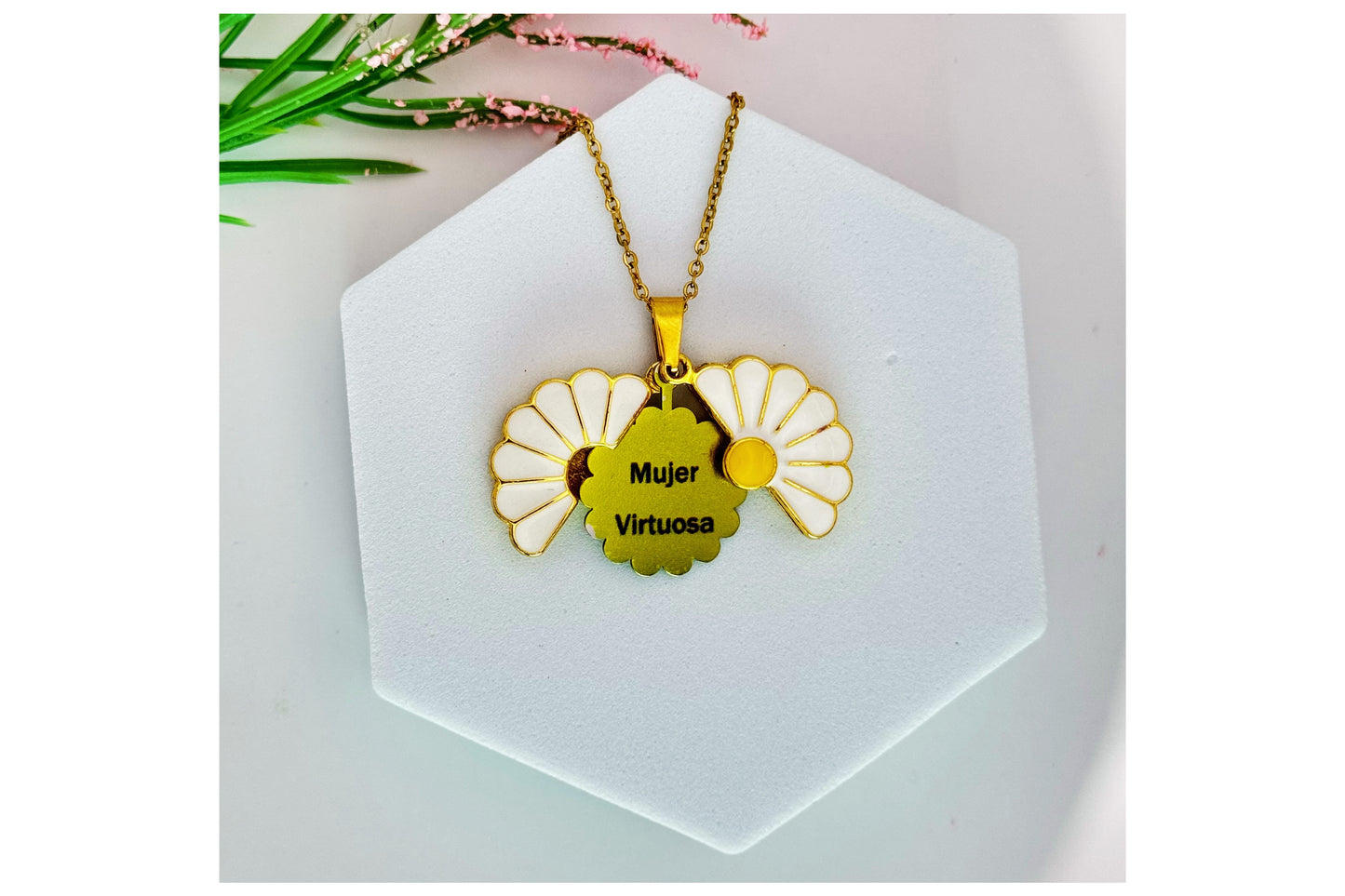 Collar "Mujer Virtuosa" – Margarita Dorada con Grabado Interior