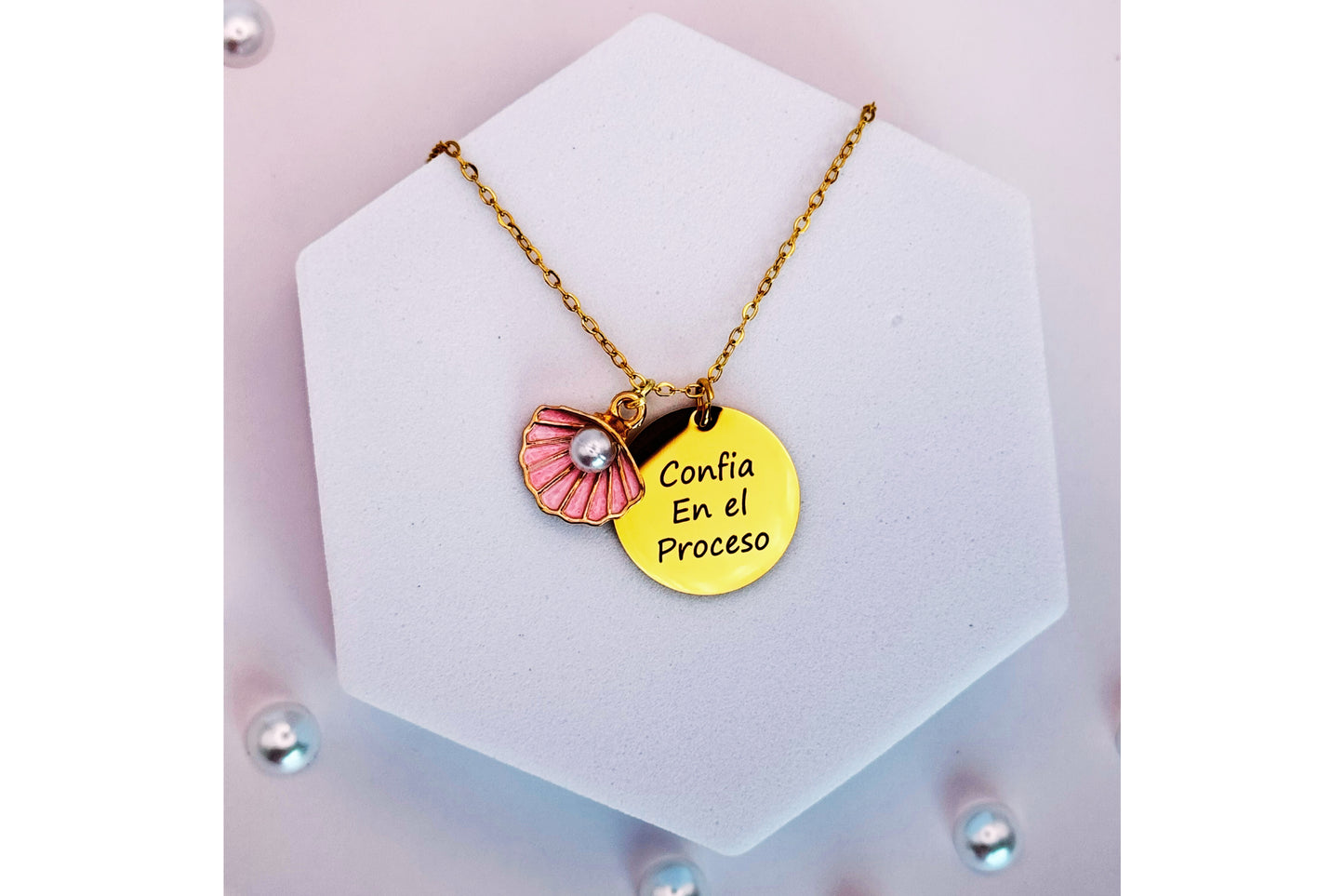 Collar "Confía en el proceso" Perla en Concha de Acero Inoxidable