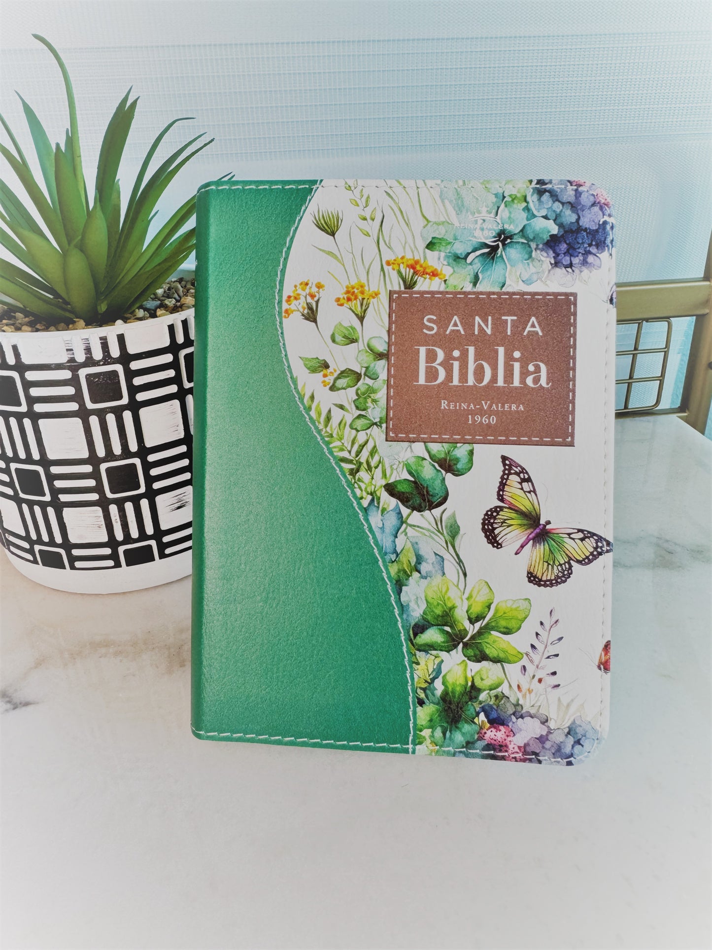 Biblia de Bolsillo RVR1960 – Compacta y Práctica para Llevar