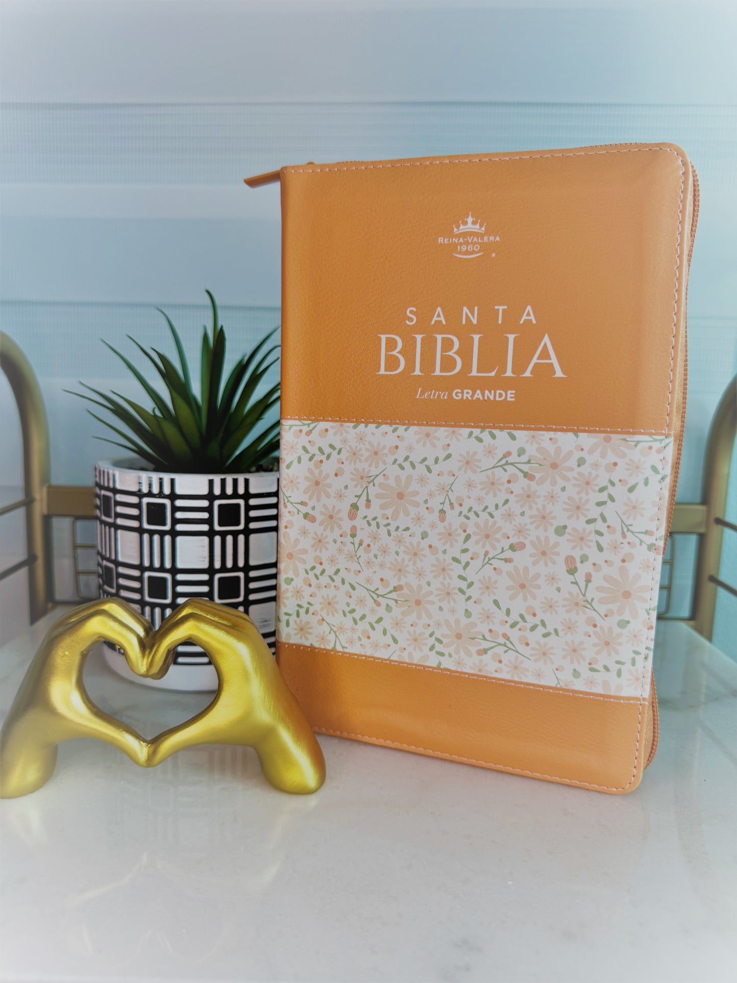 Biblia con Zíper Coral y Flores – RVR1960 (Mundo Biblia)