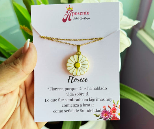 Collar "Mujer Virtuosa" – Margarita Dorada con Grabado Interior