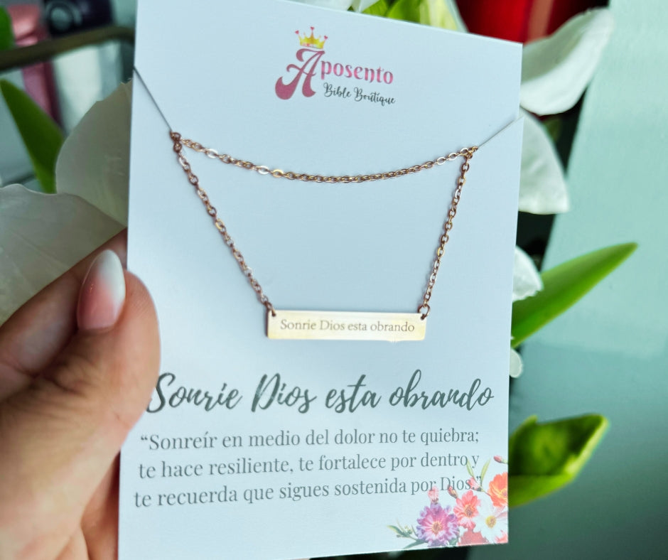 Collar "Sonríe, Dios está obrando" – Acero Inoxidable Rose Gold