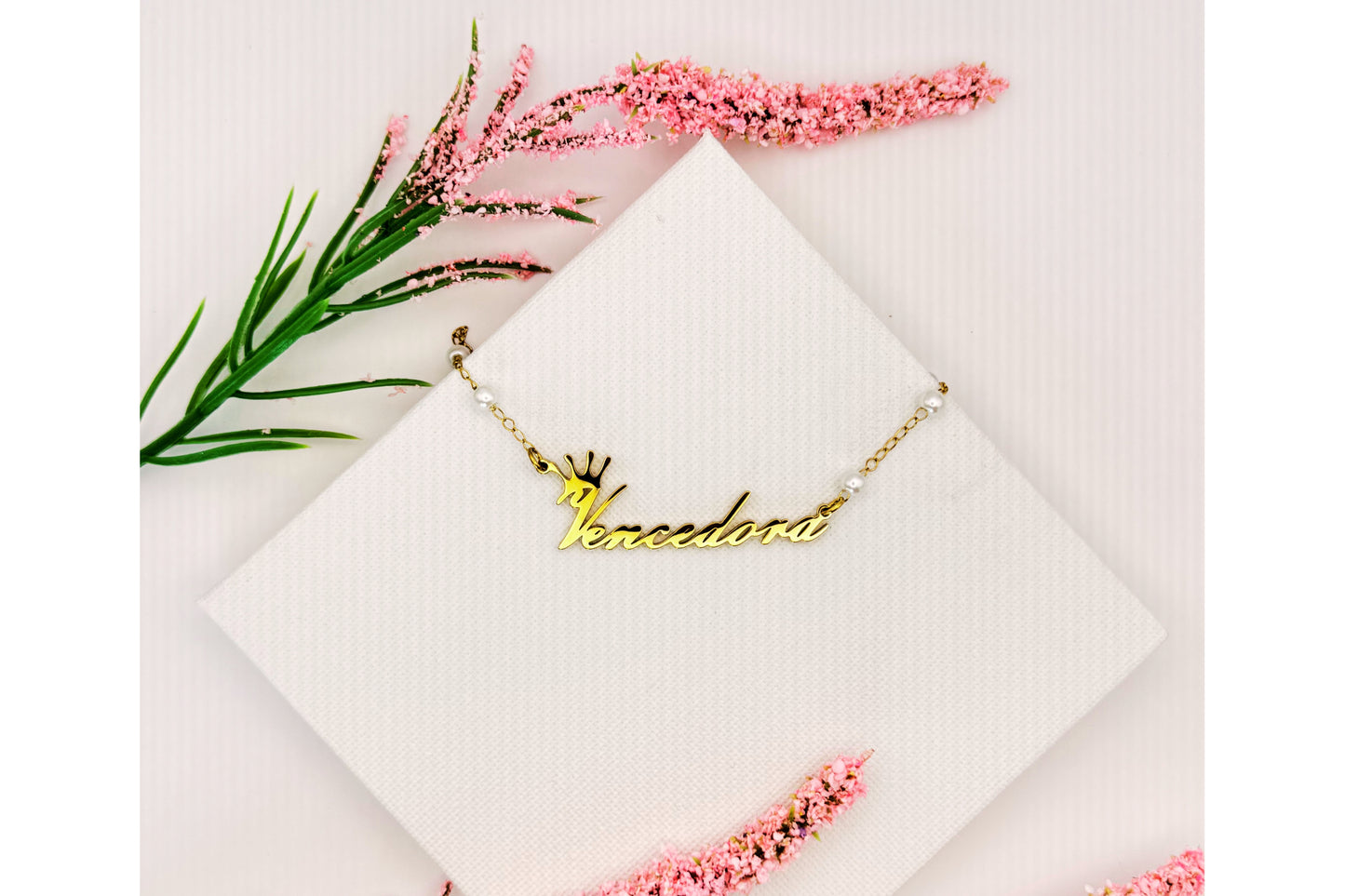 Collar "Vencedora – Edición Perlas" – Acero Inoxidable Dorado