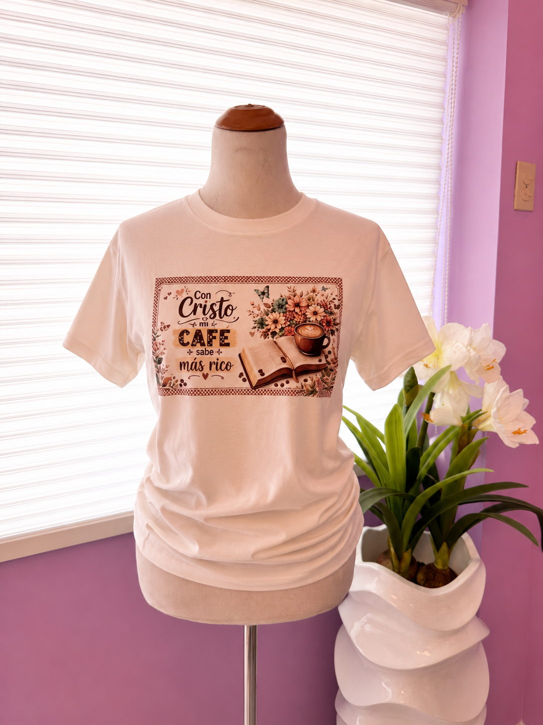 Con Cristo, Hasta Mi Café Sabe Más Rico | Camiseta Cristiana para Amantes del Café